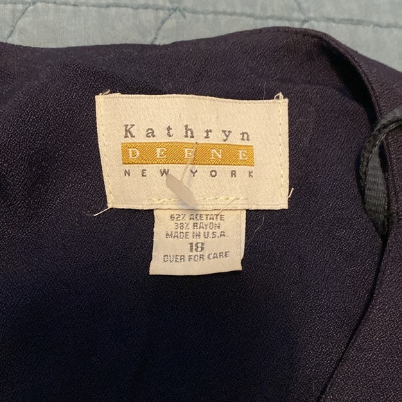 80s flowy suit-esque top with built in pocket square and shoulder pads - Picture 4 of 7